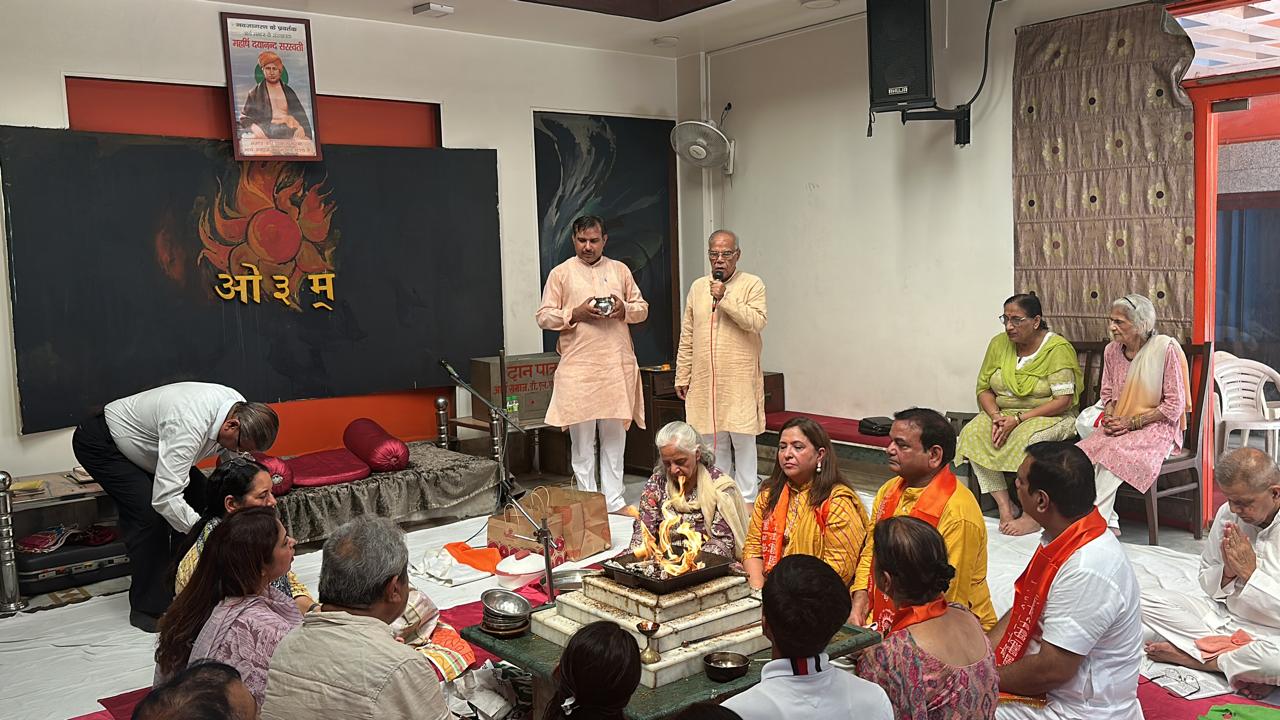 Pandit ji performing Arya samaj havan at a home in Delhi NCR